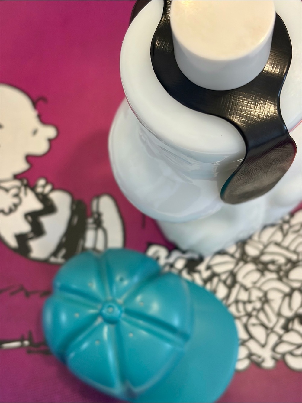 Vintage Avon 1969 Milk Glass Snoopy Bottle - Picture 4 of 10
